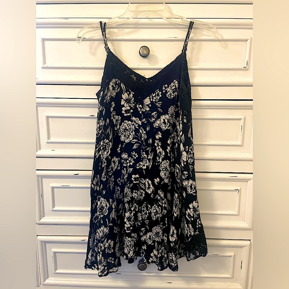 Black and White Dress. - Picture 4 of 5